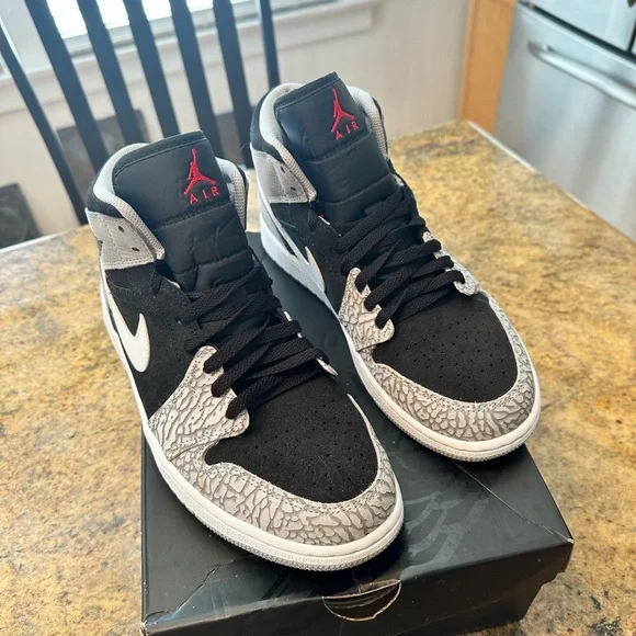 Air Jordan 1 MID SE Black/University Red-White (Size 9) - Picture 3 of 7